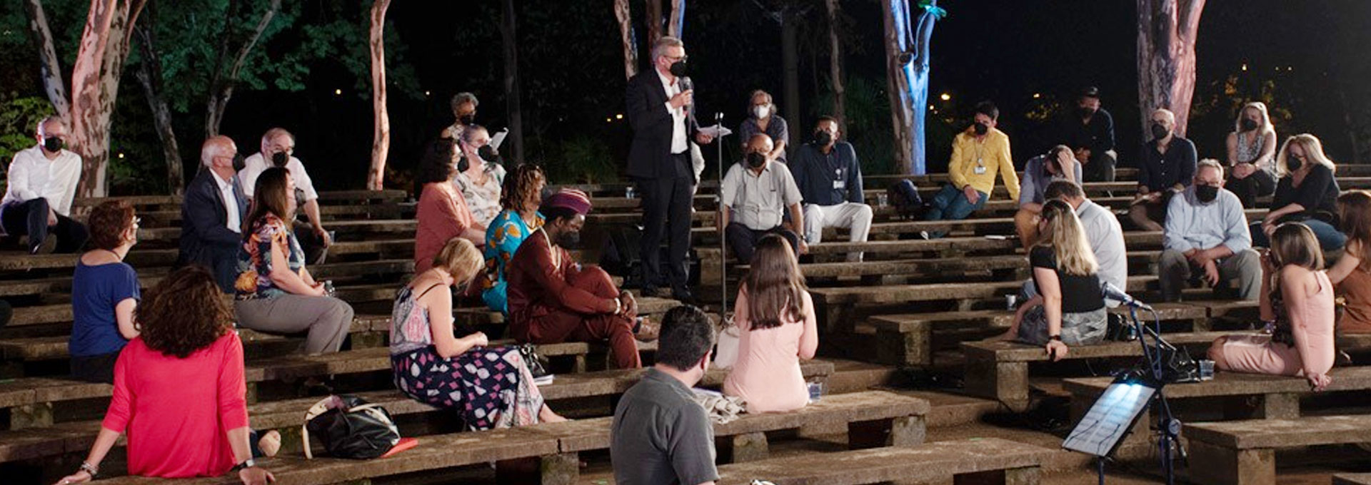 Unicamp promove reabertura dos campi com evento marcado por trocas de vivências e expectativas para a nova etapa montagem de imagens mostra o campus da unicamp à noite, iluminado, e o evento realizado na praça da paz