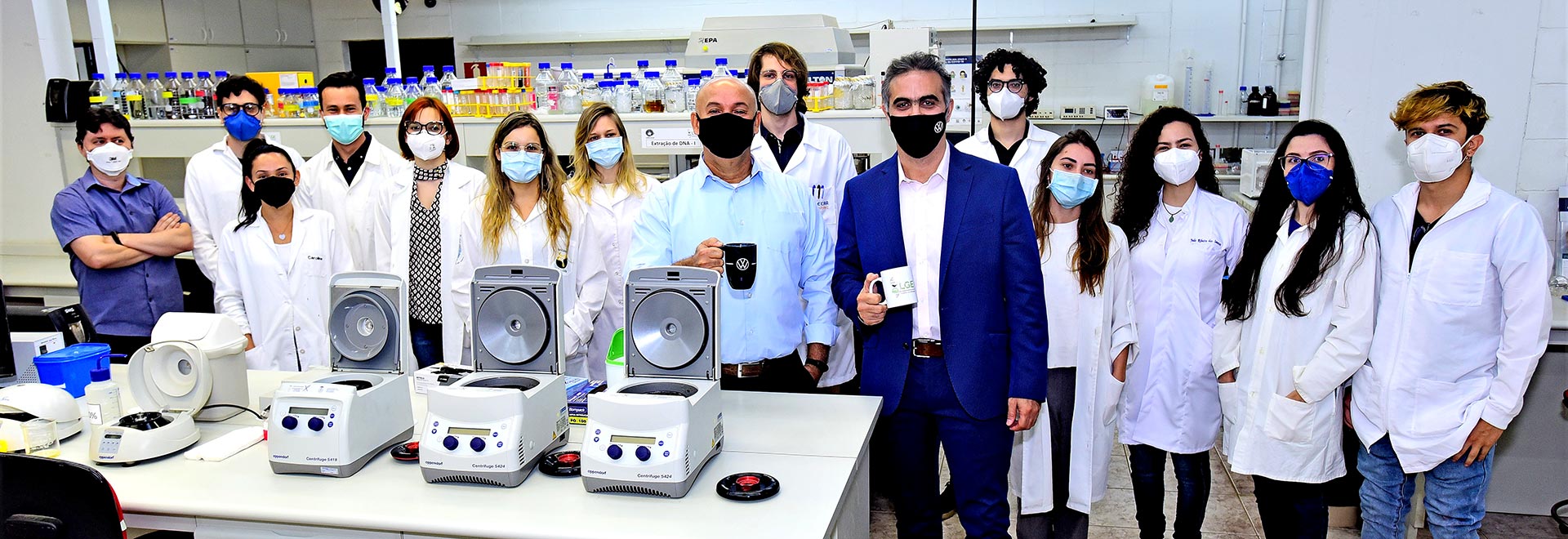 foto mostra alunos e pesquisadores do laboratório de genômica e bioenergia posando para a foto com o professor gonçalo pereira e com pablo di si ao centro