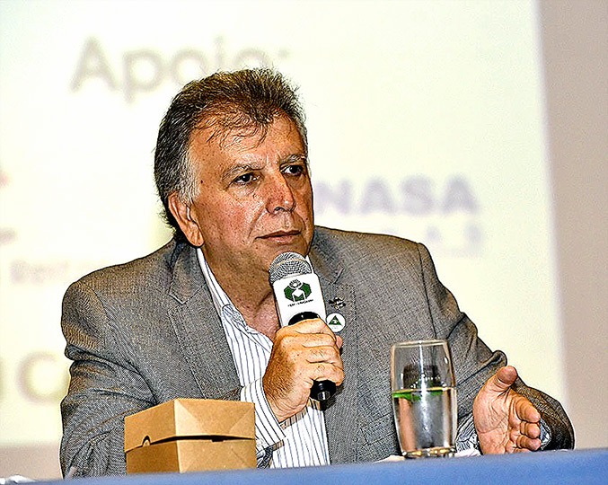 Pró-reitor de Graduação comenta demandas como a inovação curricular e o apoio a alunos e docentes foto mostra o professor ivan toro sentado à mesa falando em um microfone