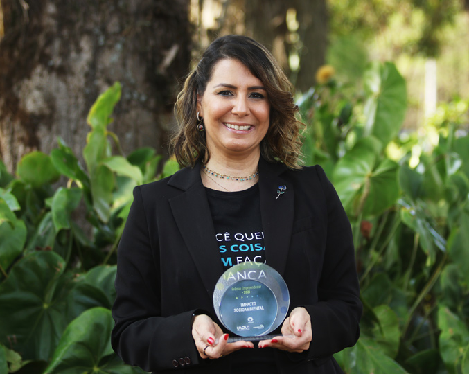 Fundadora e CEO da empresa S Cosméticos do Bem é a primeira mulher a ganhar o prêmio que homenageia o talento de empreendedores à frente das empresas-filhas da Universidade Fundadora e CEO da empresa S Cosméticos do Bem é a primeira mulher a ganhar o prêmio que homenageia o talento de empreendedores à frente das empresas-filhas da Universidade