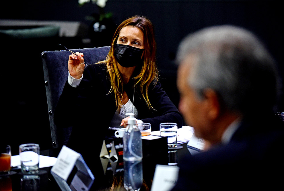 Universidades estaduais recebem R$ 1 bilhão em repasse do Governo de São Paulo foto mostra secretária patricia ellen apontando para algo durante uma apresentação