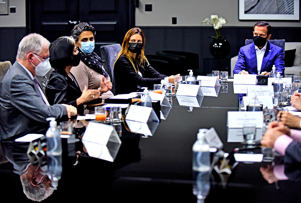Universidades estaduais recebem R$ 1 bilhão em repasse do Governo de São Paulo foto mostra representantes de entidades científicas em reunião com dória