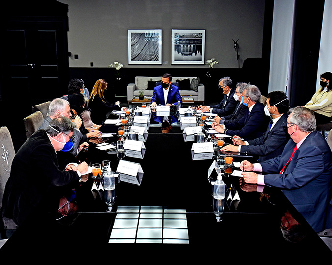 foto mostra governador joão doria e reitores das universidades em uma mesa de reunião no palácio dos bandeirantes