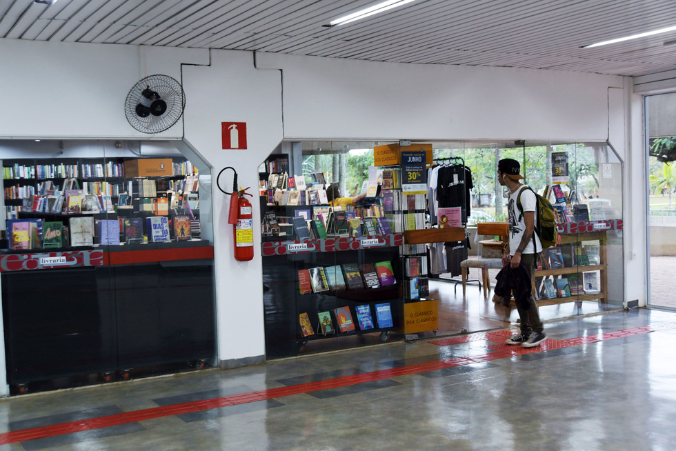 São 65 mil livros disponíveis para doação para bibliotecas públicas, ONGs de presídios 