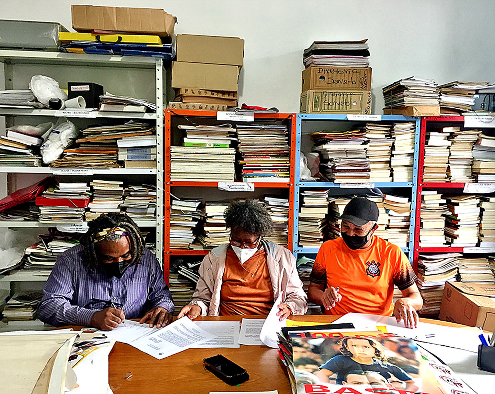Integrantes da Soweto assinam termo de doação do acervo. Da esquerda para a direita: Romildo José, Alva Helena de Almeida (presidenta) e Flávio Jorge (foto: Mário Medeiros)