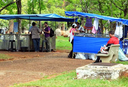 audiodescrição: fotografia colorida de feira na unicamp