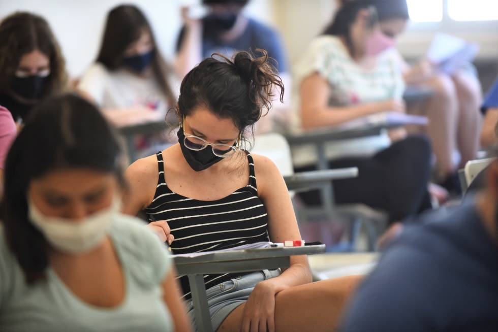 Primeira fase do Vestibular Unicamp 2022 audiodescrição: fotografia colorida mostra estudantes realizando a prova