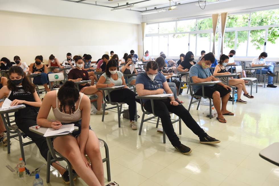 Primeira fase do Vestibular Unicamp 2022 audiodescrição: fotografia colorida mostra estudantes realizando a prova