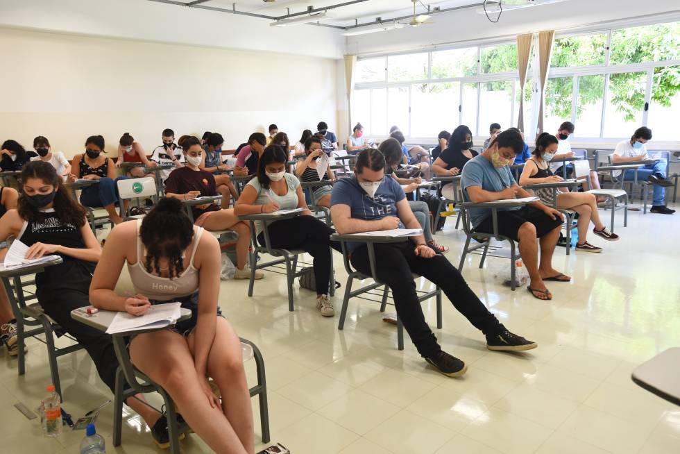 audiodescrição: fotografia colorida mostra estudantes realizando a prova