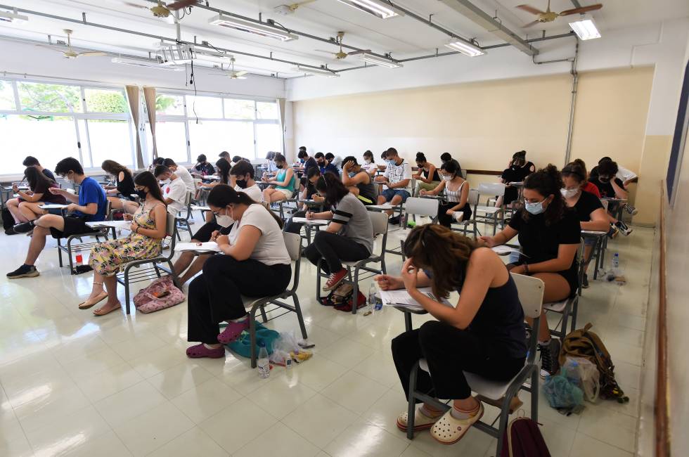Primeira fase do Vestibular Unicamp 2022 audiodescrição: fotografia colorida mostra estudantes realizando a prova