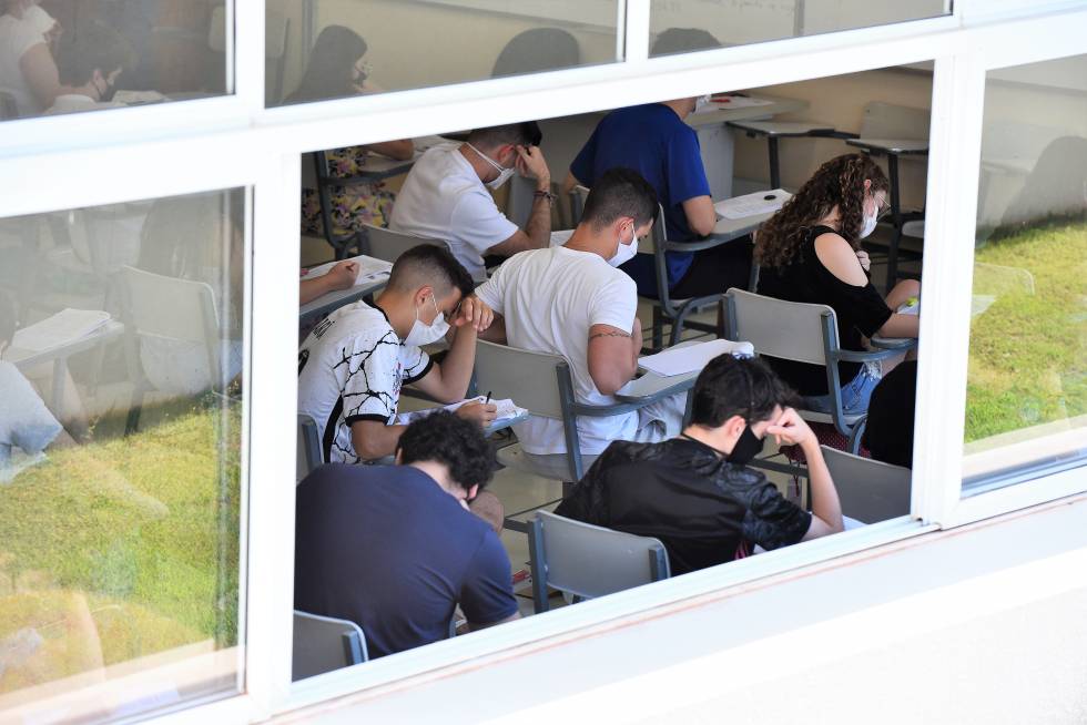 audiodescrição: fotografia colorida mostra estudantes realizando a proova