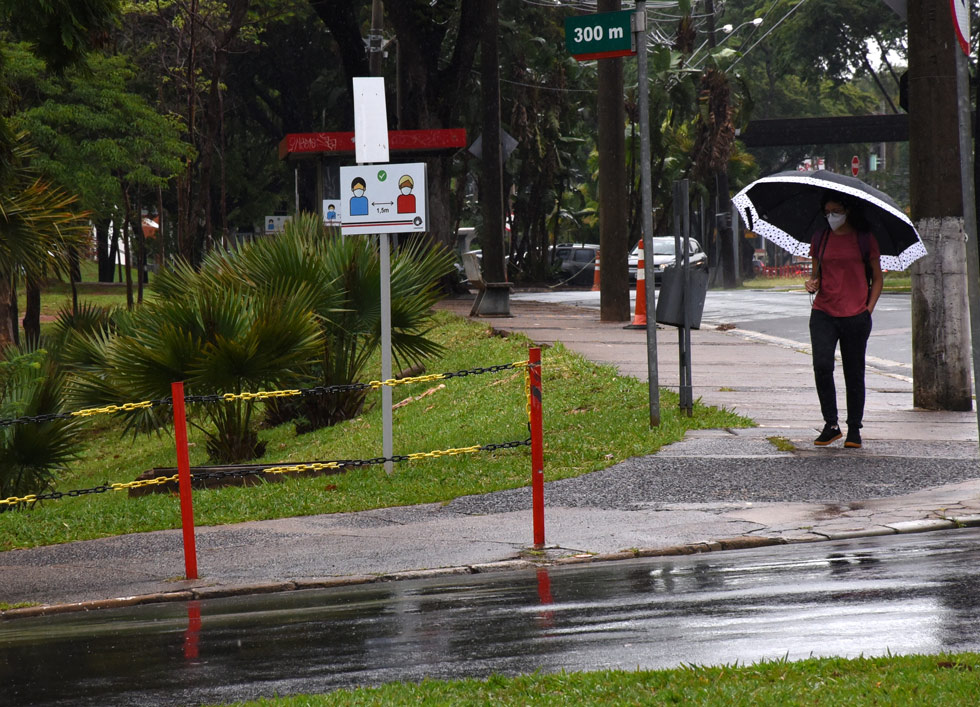 Orientações sobre o uso correto de máscaras, a higienização das mãos e o distanciamento social