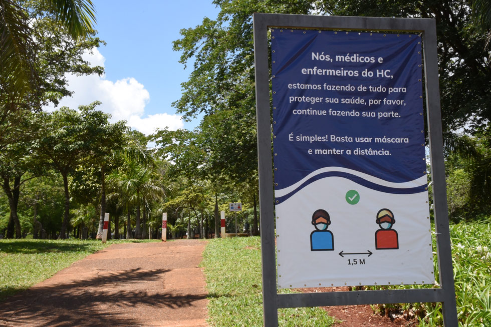 Orientações sobre o uso correto de máscaras, a higienização das mãos e o distanciamento social