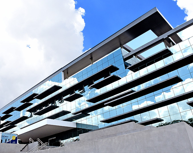 No telhado do IOU foram instaladas 162 placas fotovoltaicas. O prédio tem arquitetura e construção orientadas para a sustentabilidade