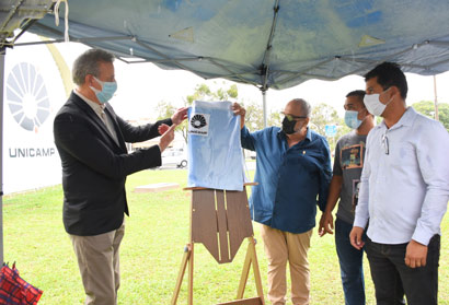 Placa estampa os nomes de Carlos Fernandes, professor aposentado do IA, e de Joaquim Antunes Barbosa, funcionário falecido em abril de 2021 Placa estampa os nomes de Carlos Fernandes, professor aposentado do IA, e de Joaquim Antunes Barbosa, funcionário falecido em abril de 2021