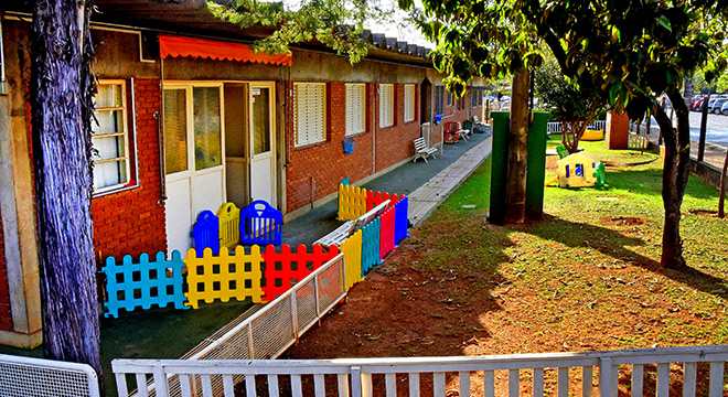 Livros abordam a educação infantil da Unicamp audiodescrição: fotografia colorida da área externa da creche da unicamp