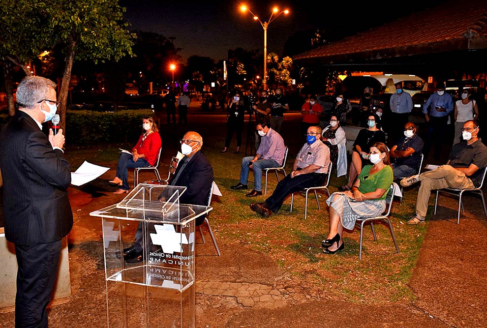 Lançamento do Memorial Covid-19 ocorreu em frente ao Hospital de Clínicas imagem mostra momentos da cerimônia de lançamento do memorial covid unicamp
