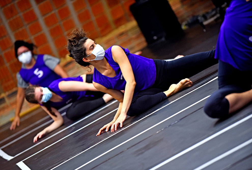 Prova de habilidade específica da Dança audiodescrição: fotografia colorida de candidatos durante prova de habilidades específicas da dança