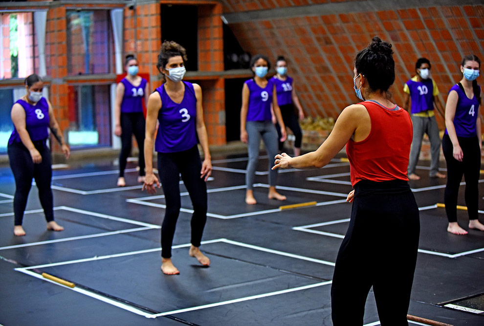 Prova de habilidade específica da Dança audiodescrição: fotografia colorida de candidatos durante prova de habilidades específicas da dança