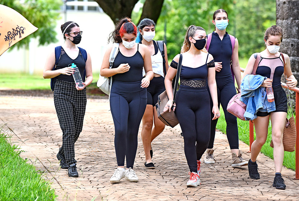 Prova de habilidade específica da Dança audiodescrição: fotografia colorida mostra estudantes realizando a prova