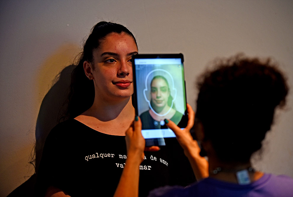 Prova de habilidade específica da Dança audiodescrição: fotografia colorida de candidatos durante prova de habilidades específicas da dança