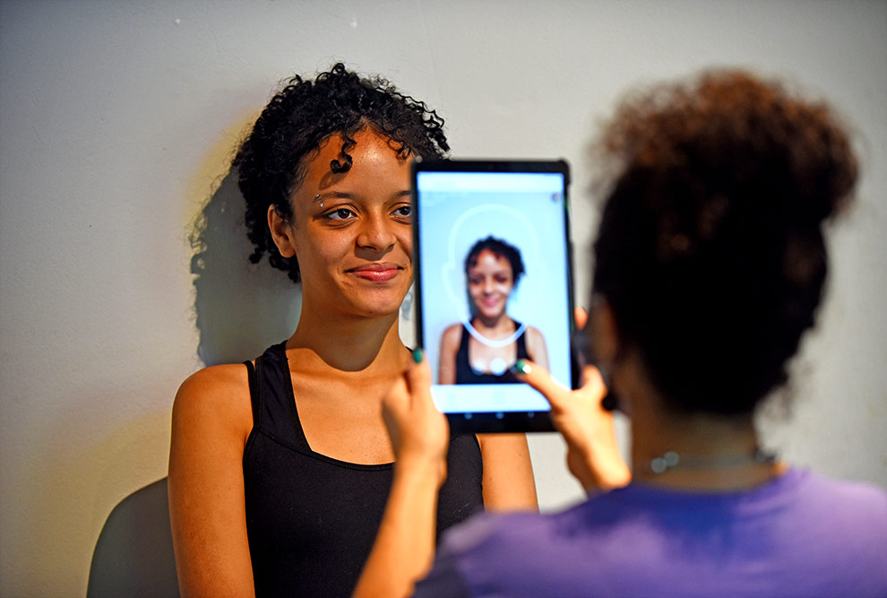 audiodescrição: fotografia colorida de candidatos durante prova de habilidades específicas da dança