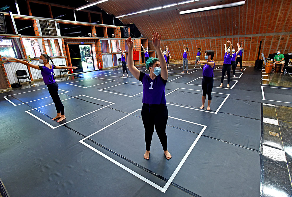 Prova de habilidade específica da Dança audiodescrição: fotografia colorida de candidatos durante prova de habilidades específicas da dança