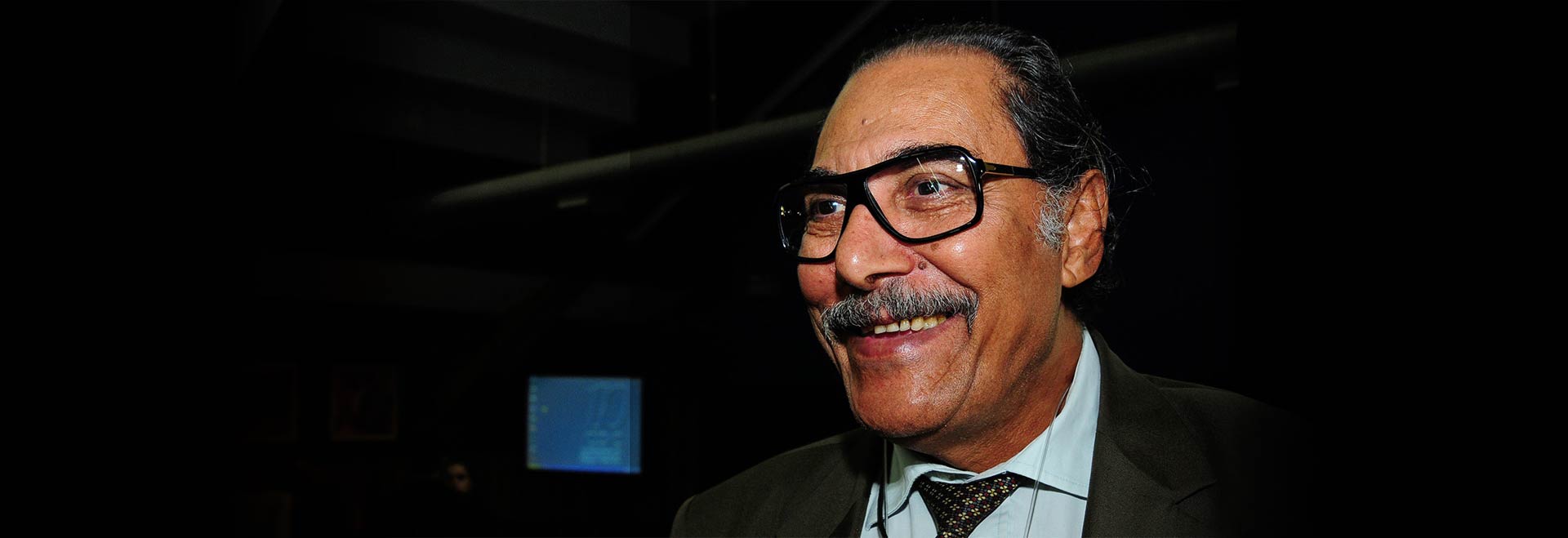 Nascido no Egito em 1942, docente deixa importante legado nos setores da preservação ambiental, extensão universitária e diálogo intercultural (foto: Antonio Scarpinetti) foto mostra o professor mohamed habib. ele veste terno e está em um fundo preto