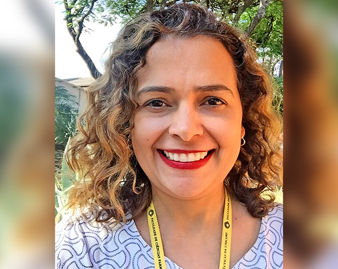Curso coordenado por professora da Unicamp é destaque na plataforma Coursera audiodescrição: fotografia colorida da professora Taís