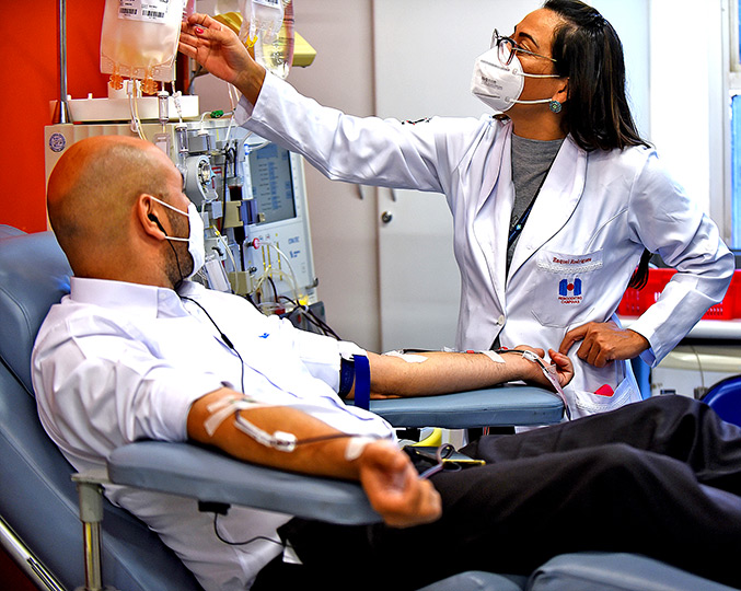 Hemocentro de Campinas solicita doações audiodescrição: fotografia colorida mostra doador de sangue no hemocentro