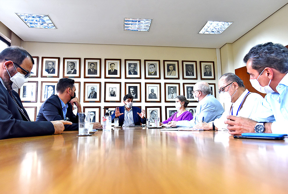 foto mostra comitiva sentada à mesa