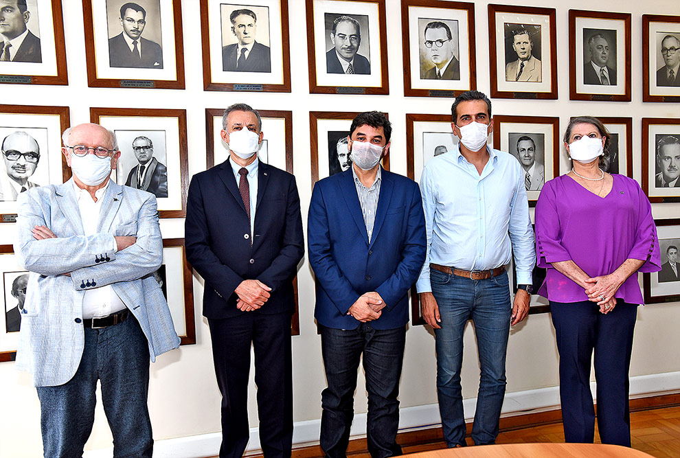 Encontro foi realizado na Secretaria de Estado da Saúde em 18 de fevereiro foto mostra comitiva posando para foto em frente a galeria de retratos de secretários de saúde