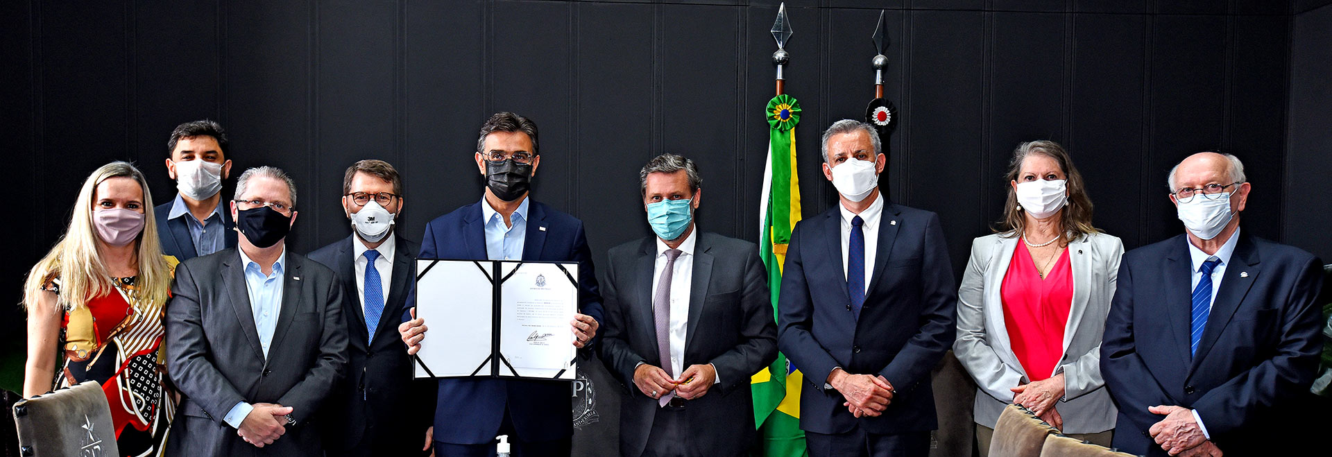 foto mostra grupo da unicamp, drs e governo do estado posando para foto em salão do palácio dos bandeirantes