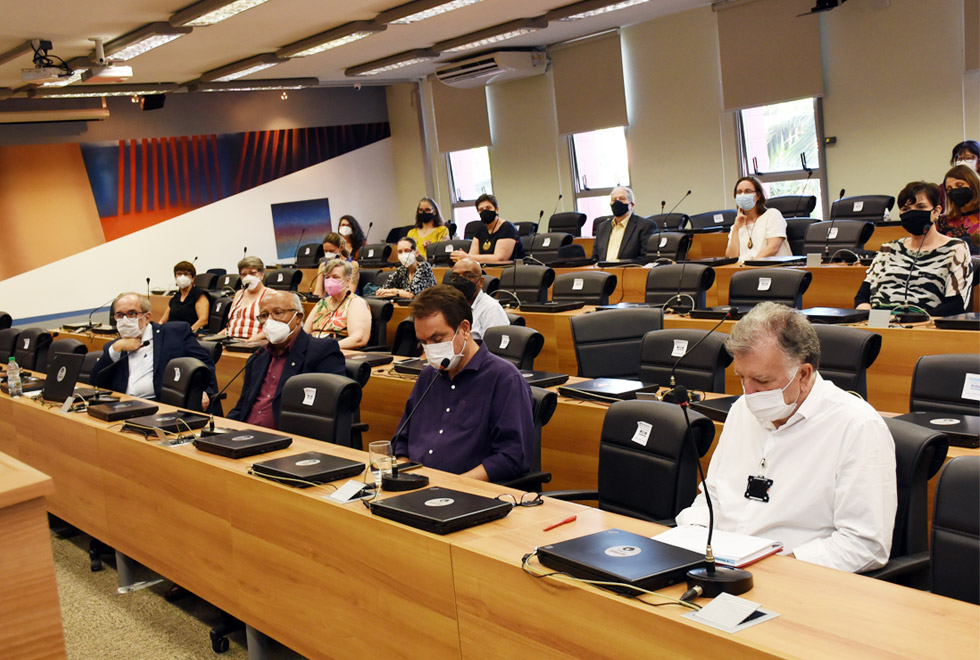 foto mostra momentos da cerimônia de entrega do diploma de professor emérito