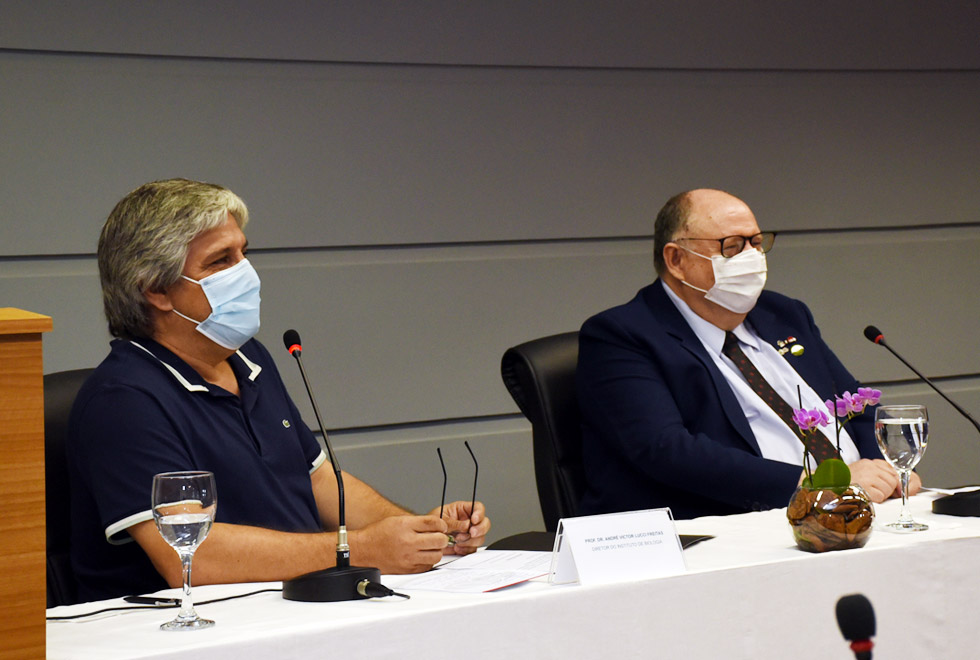 foto mostra momentos da cerimônia de entrega do diploma de professor emérito