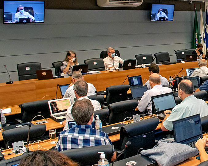 foto mostra sala do conselho universitário com a mesa diretora ao fundo