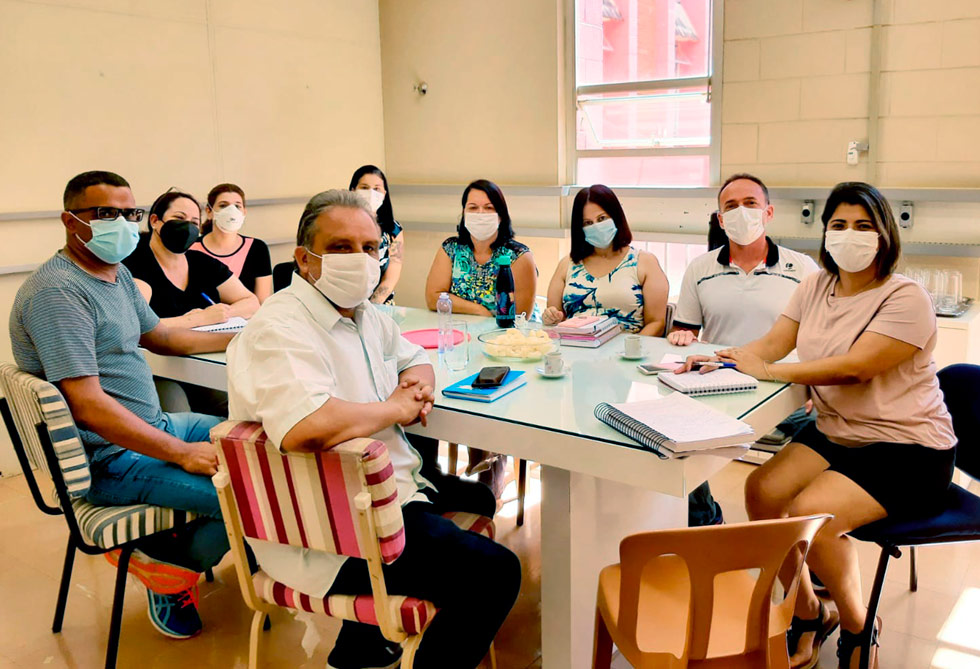 Educorp aprofunda diálogos com unidades e órgãos da Unicamp para o desenvolvimento de cursos de formação audiodescrição: fotografia colorida de uma mesa de reuniões e ao entorno dela membros da dedic e da educorp, todos usam máscara e posam para a foto