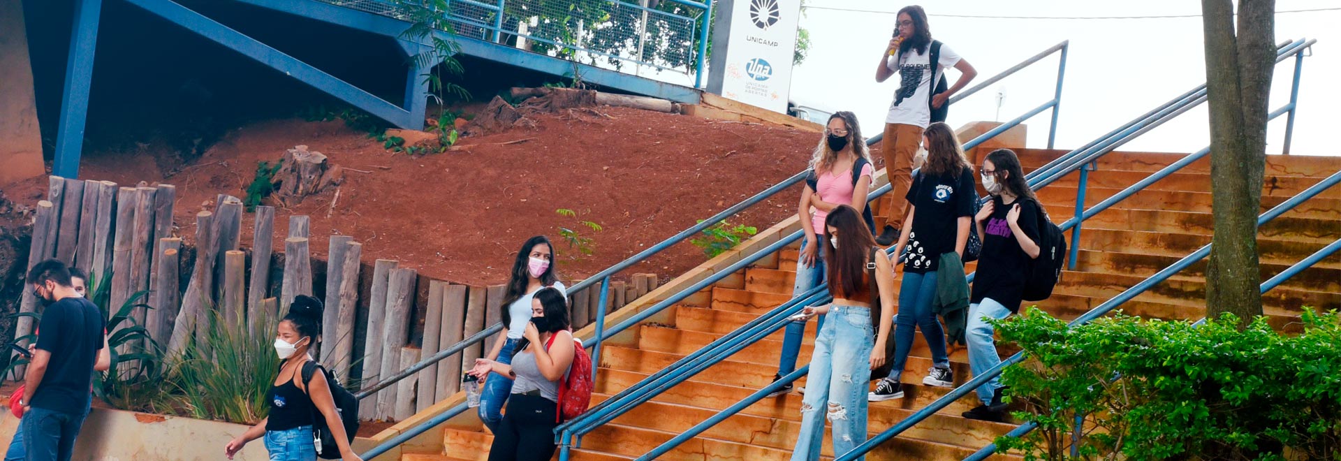 foto mostra alunas descendo escadaria