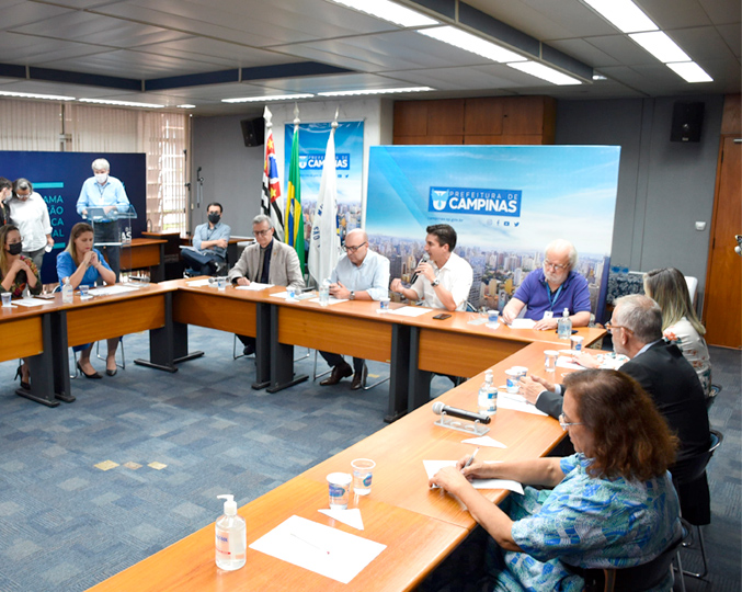 Núcleo de Estudos de Políticas Públicas (NEPP) da Universidade buscará indicadores para criação de políticas públicas foto mostra pessoas sentadas em mesas, no formato de U, em uma sala da prefeitura de campinas