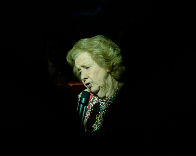 Docente foi pioneira no Departamento de Música do Instituto de Artes da Unicamp; documentário sobre sua vida está disponível no YouTube (foto: Antonio Scarpinetti) foto mostra niza tank cantando ao microfone em um fundo preto