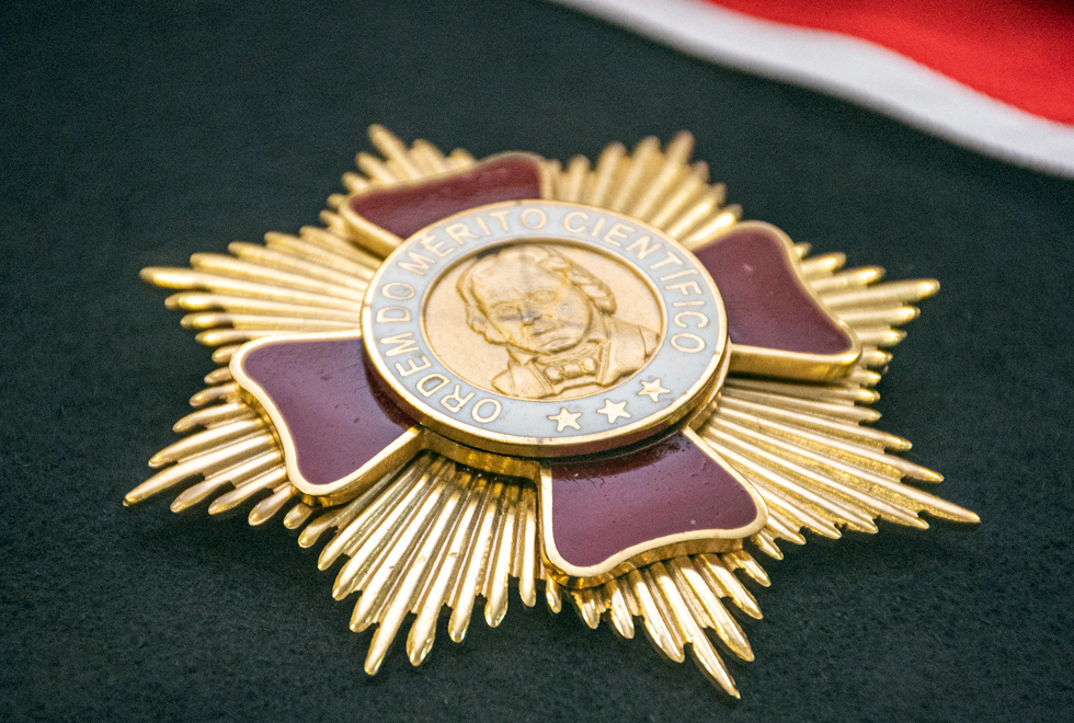 Exposição contém medalhas, diplomas, prêmios e honrarias recebidas pelo professor ao longo da trajetória Exposição contém medalhas, diplomas, prêmios e honrarias recebidas pelo professor ao longo da trajetória