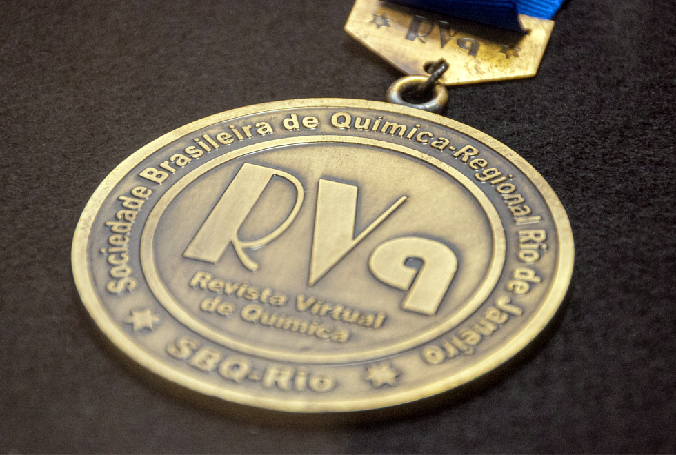 Exposição contém medalhas, diplomas, prêmios e honrarias recebidas pelo professor ao longo da trajetória Exposição contém medalhas, diplomas, prêmios e honrarias recebidas pelo professor ao longo da trajetória