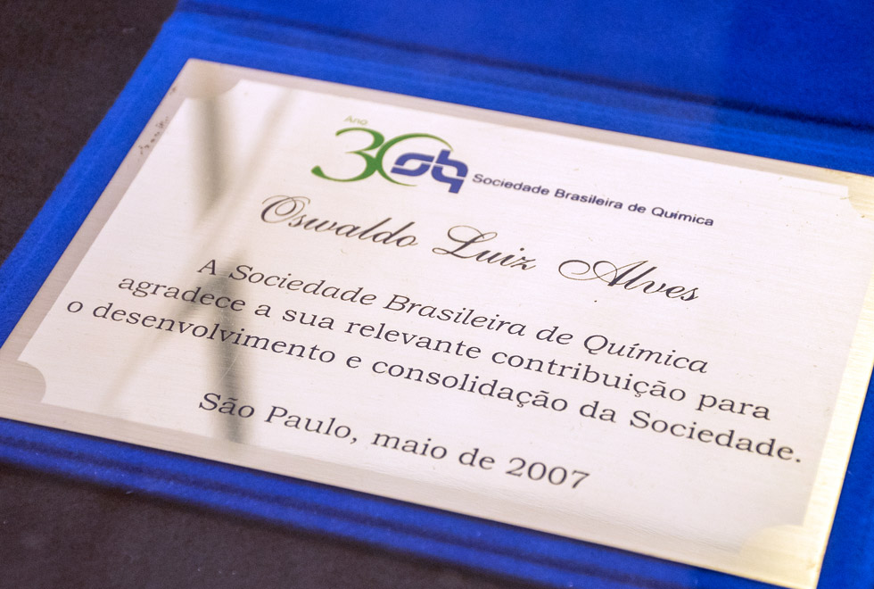 Exposição contém medalhas, diplomas, prêmios e honrarias recebidas pelo professor ao longo da trajetória Exposição contém medalhas, diplomas, prêmios e honrarias recebidas pelo professor ao longo da trajetória