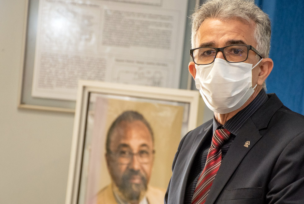 Exposição contém medalhas, diplomas, prêmios e honrarias recebidas pelo professor ao longo da trajetória Exposição contém medalhas, diplomas, prêmios e honrarias recebidas pelo professor ao longo da trajetória