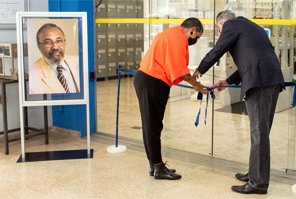 Exposição contém medalhas, diplomas, prêmios e honrarias recebidas pelo professor ao longo da trajetória