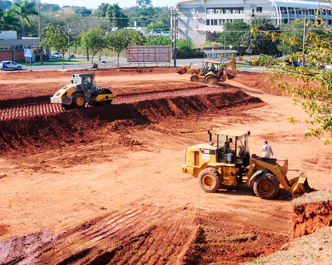 As obras tiveram início em 2011 e foram paralisadas dois anos depois em razão de falhas de estrutura e da ausência de projetos complementares