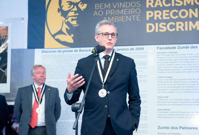 Reitor Antonio Meirelles durante discurso; a distinção foi entregue a outras 13 personalidades na última sexta-feira (13) Reitor Antonio Meirelles durante discurso; a distinção foi entregue a outras 13 personalidades na última sexta-feira (13)
