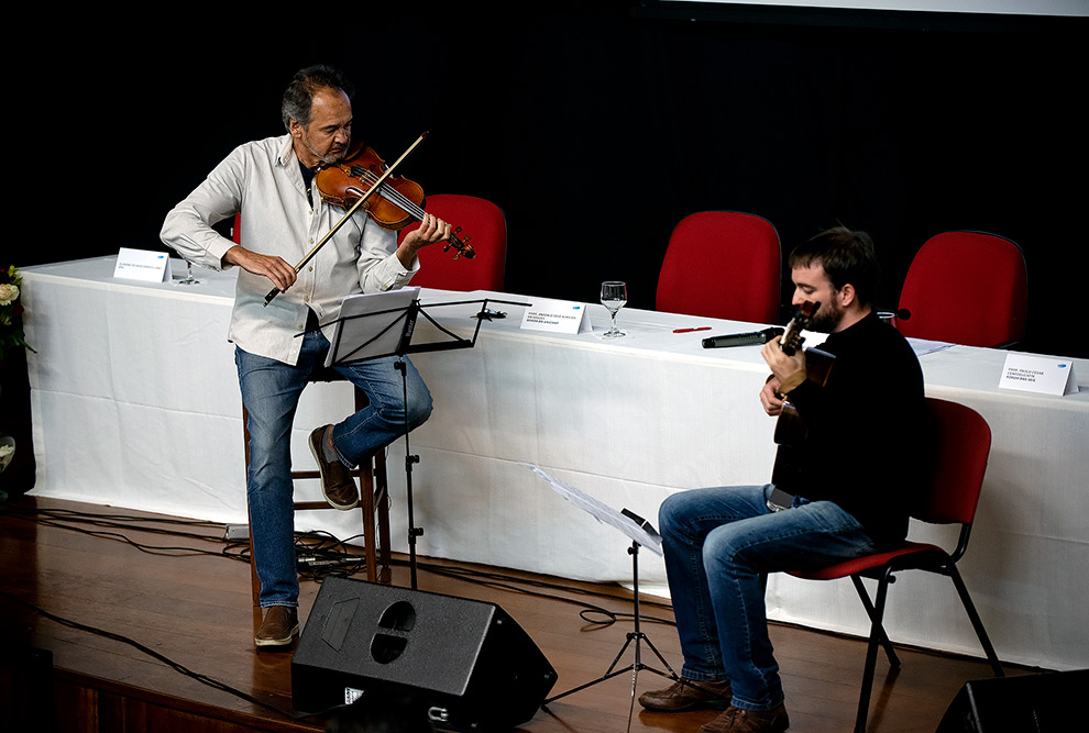 A festa foi aberta com uma apresentação dos músicos Esdras Rodrigues e Ricardo Serrão