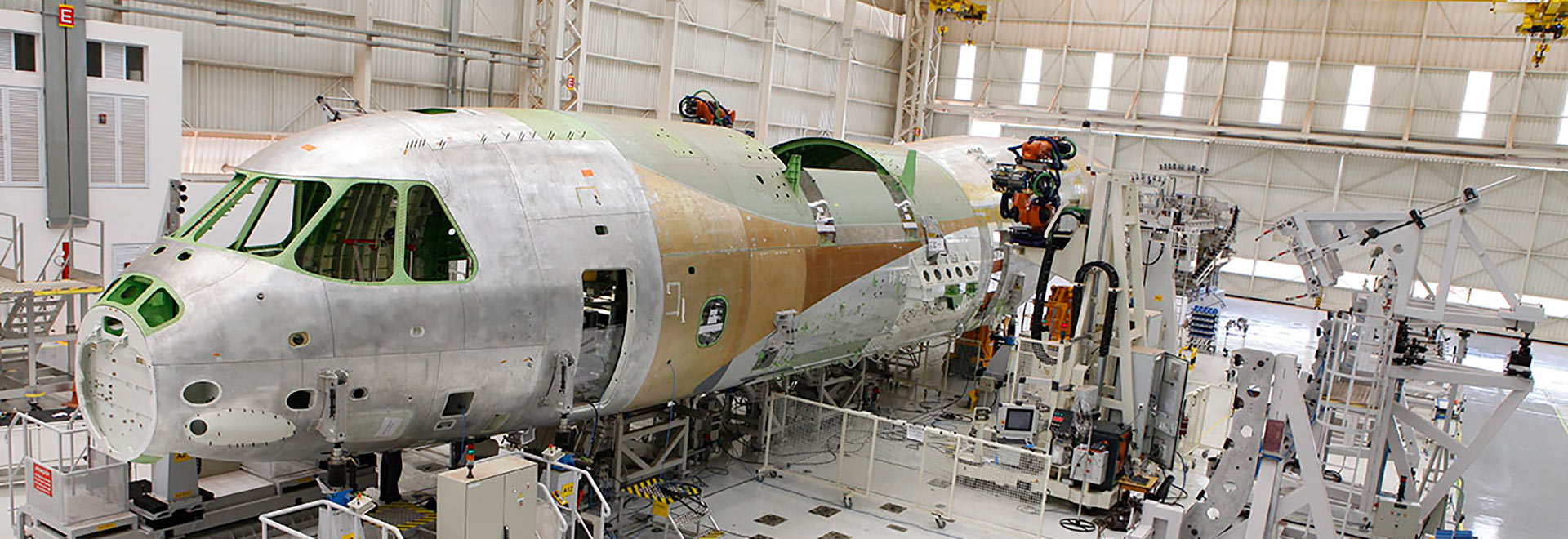 Linha de montagem da fábrica da Embraer. Programa Mobilidade Aérea do Futuro será realizado em parceria com o ITA e a Embraer