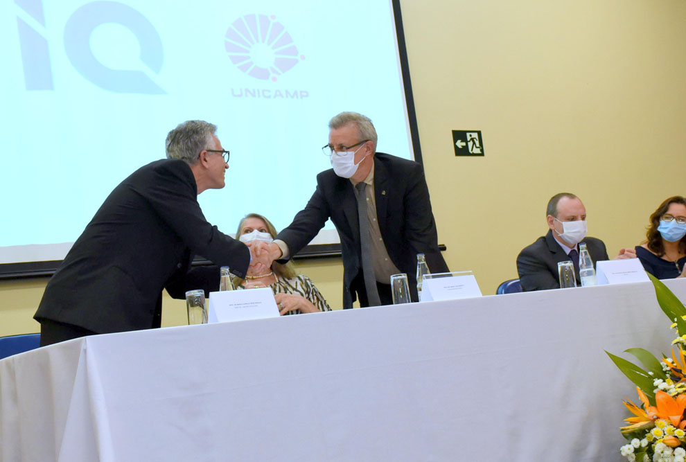 Cerimônia contou com a participação de docentes, alunos e funcionários Cerimônia contou com a participação de docentes, alunos e funcionários